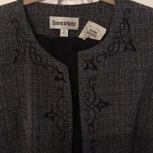 NWT,Danny and Nicole,2 piece pantsuit,gray boucle jacket,size 18.Princess seams